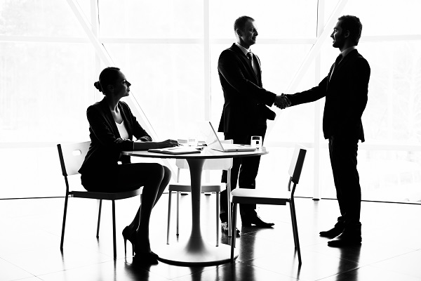 ¿Cómo puede un vendedor mejorar su lenguaje corporal y obtener más confianza?